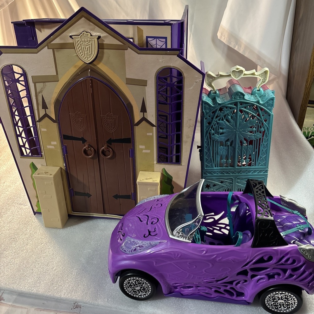 Monster High 2011 Fold Out School Playset Doll House And Car With Wardrobe Case